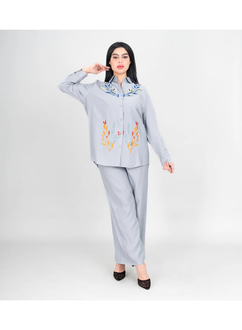 اكسا طقم عصري من قطعتين، قميص وبنطال سادة بتفاصيل تطريز ملونة